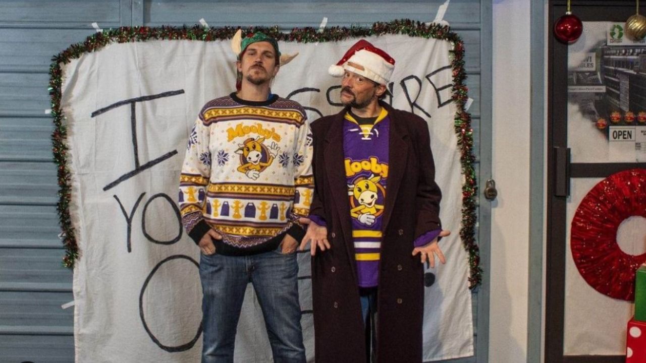 Jay and Silent Bob Break Out the Mooby's Gear to Wish Fans a Merry Christmas
