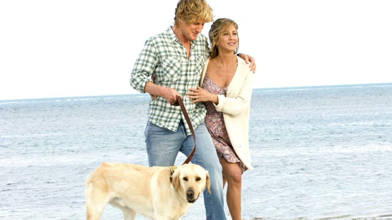 Jennifer Aniston and Owen Wilson walk the dog in Marley and Me