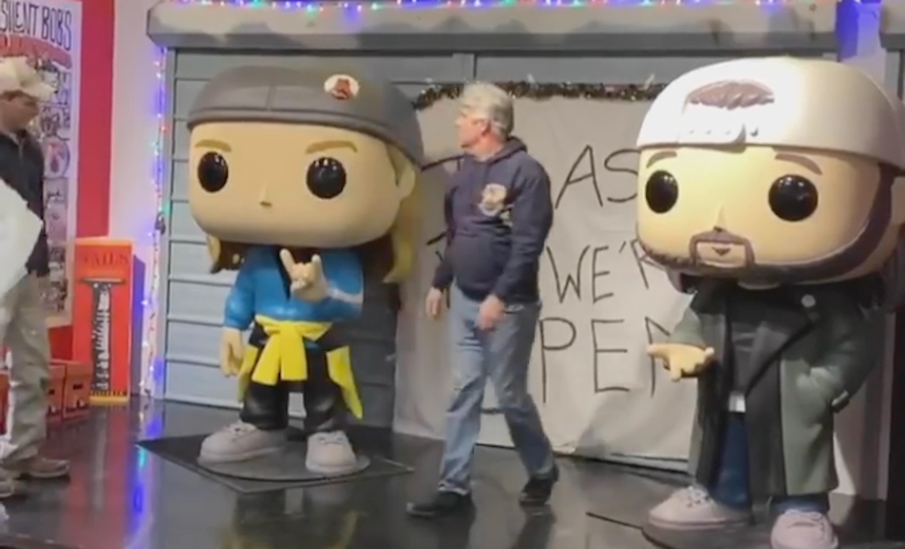rester grad stamtavle Kevin Smith Unveils Life-size Jay and Silent Bob Funkos to Promote Clerks 3