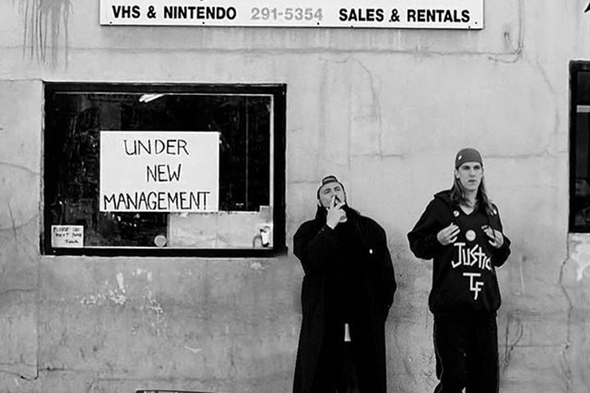 Jay and Silent Bob smoke outside the quick stop