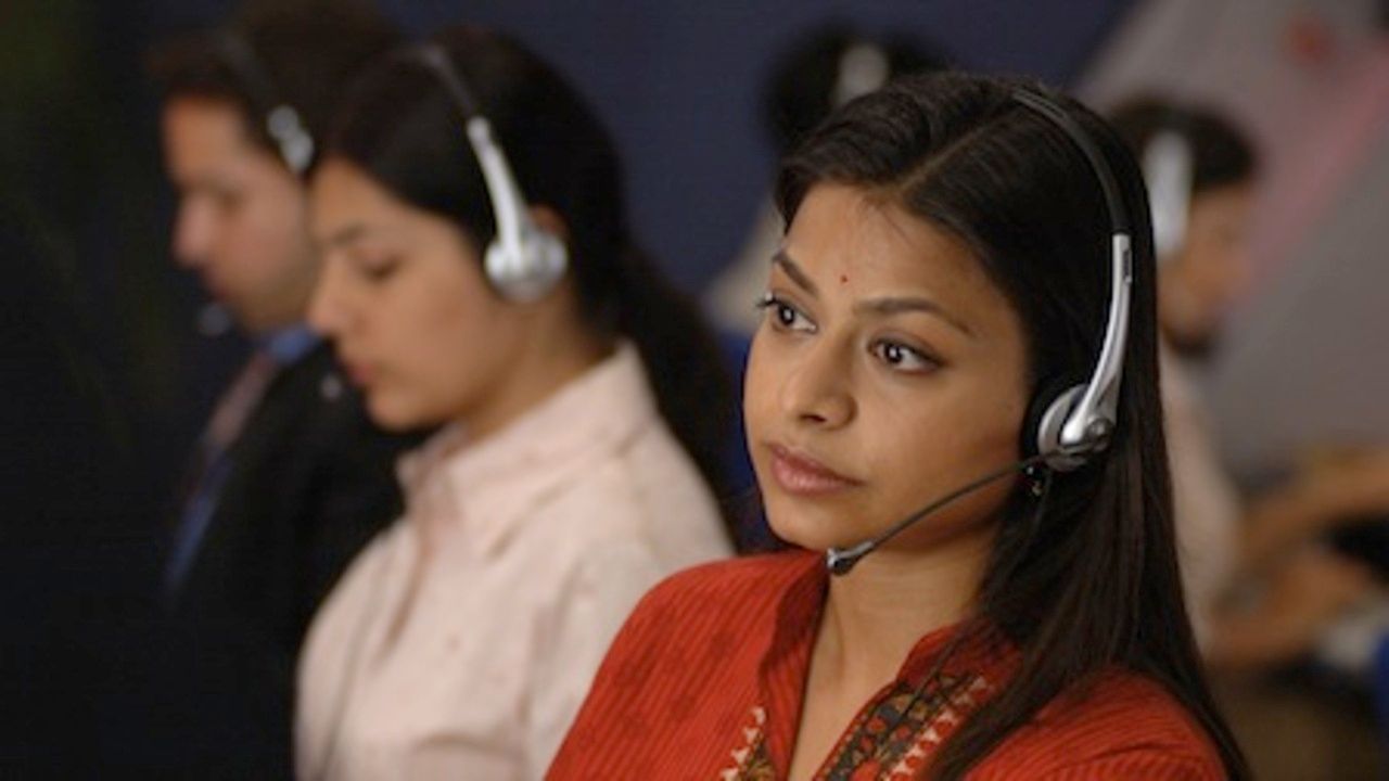 Asha (Ayesha Dharker) working at the call center of Gharapuri.