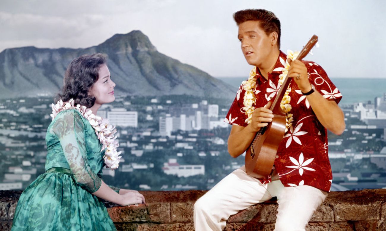 country-throwback-watch-elvis-presley-croon-cant-help-falling-in-love-in-1961s-blue-hawaii