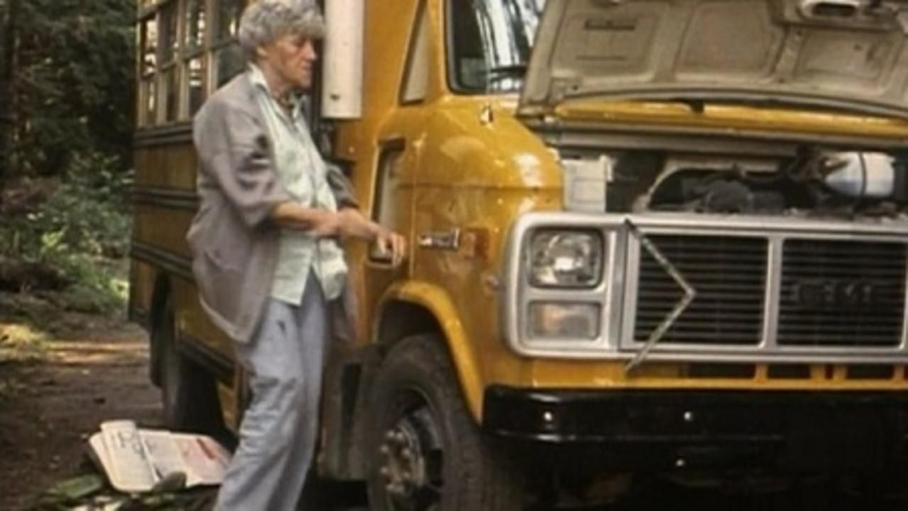 A bus breaks down in an empty lot. Eight elderly women, whose average age is seventy-one, are stranded in a dilapidated farmhouse.