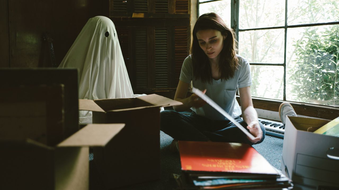 Rooney Mara packs boxes in A Ghost Story. 