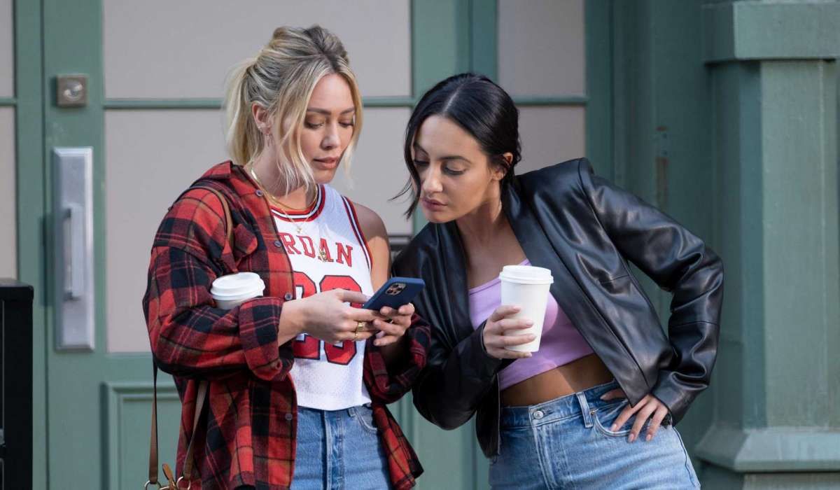 Hilary Duff and Francia Raisa as Sophie and Valentina, respectively