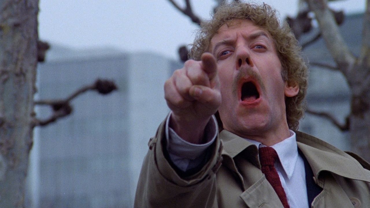 Donald Sutherland points and screams