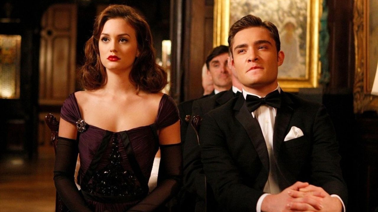 The two main characters of Gossip Girl dressed up.