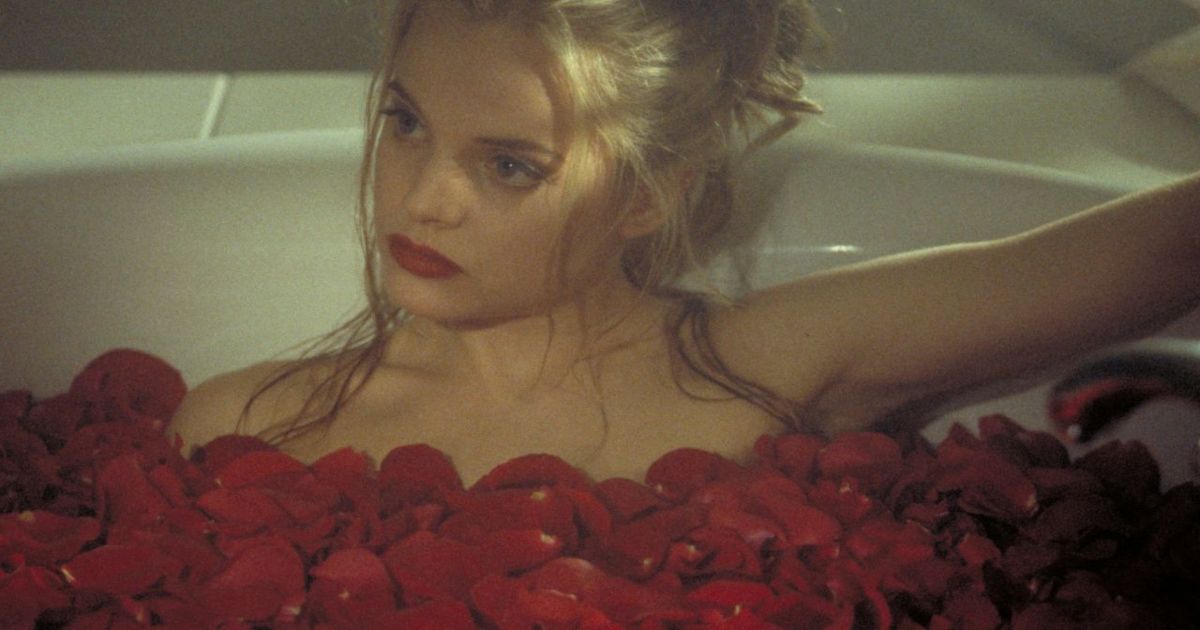Uma garota tomando banho de rosa vermelha em American Beauty