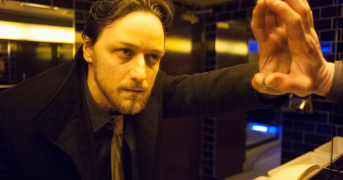 James McAvoy olha para o espelho e coloca a mão nele em Filth