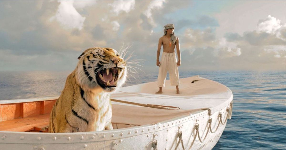 Um homem e um tigre em um barco em Life of Pi