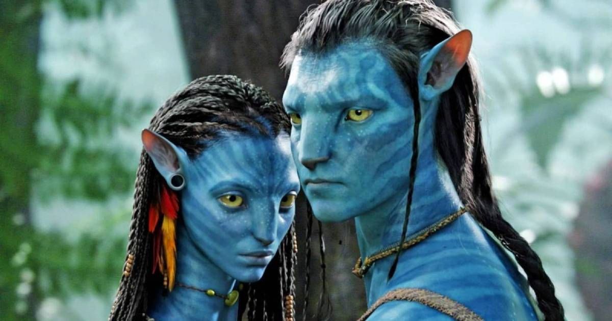 Two Na'vi from Avatar standing together