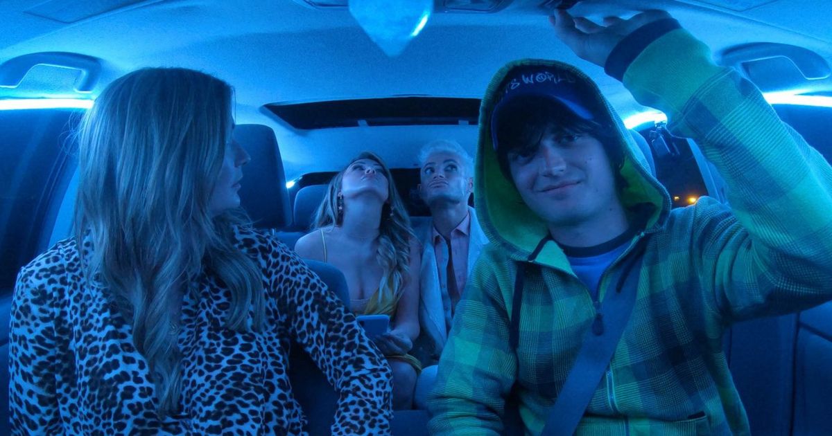 Joe Keery drives three girls in his blue car in Spree