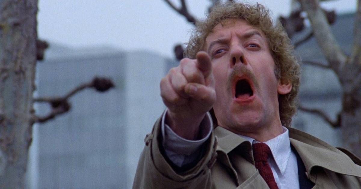 Donald Sutherland screams and points a finger in Invasion of the Body Snatchers 1978