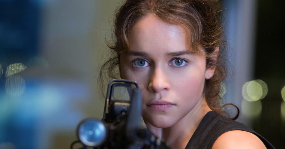 Emilia Clarke com uma mira de atirador em Terminator Genisys