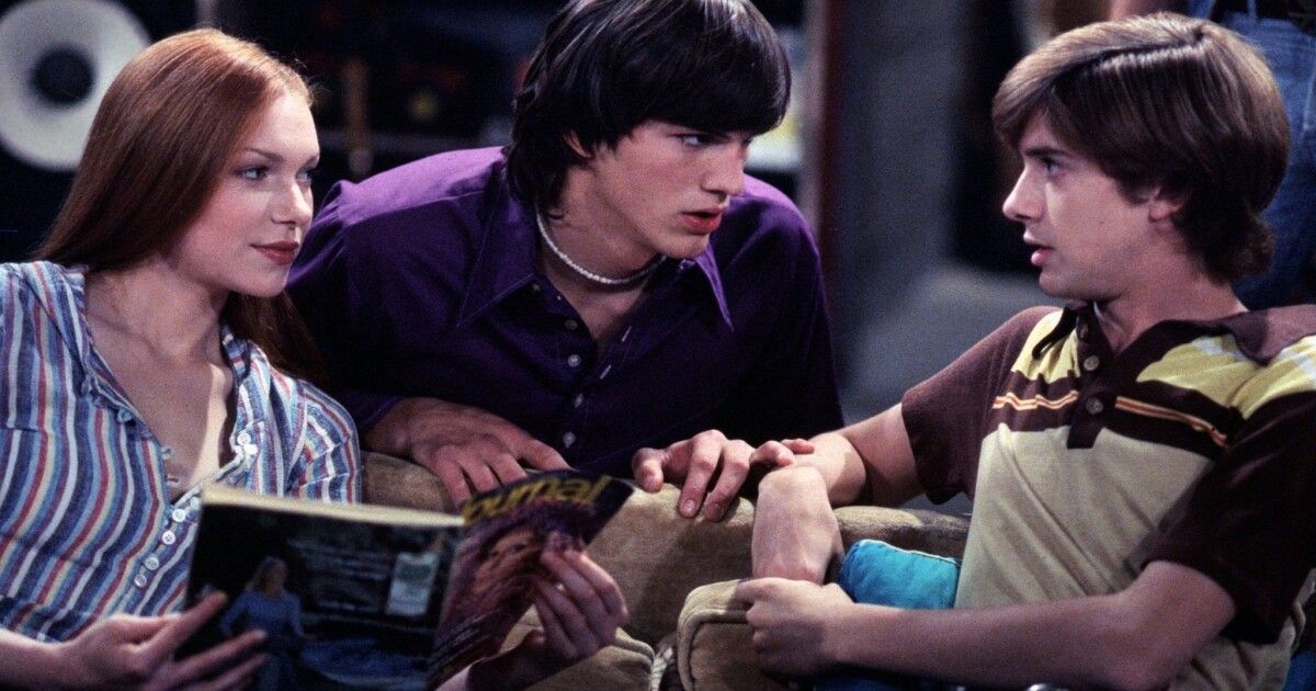 Donna reads a magazine and Kelso talks to Eric in That 70s Show 
