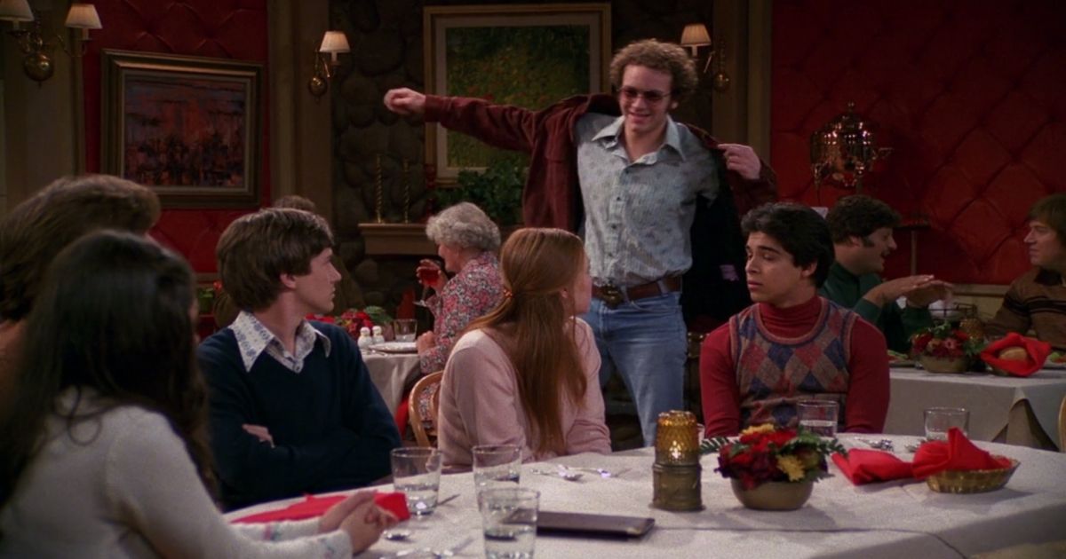 The gang at a restaurant in That 70s Show 