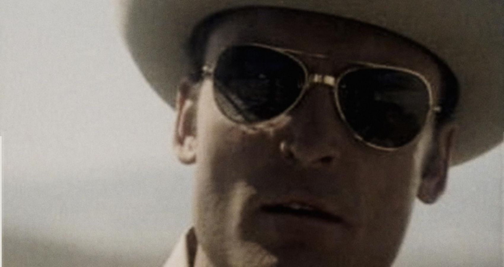Keach con gafas de sol y sombrero de vaquero