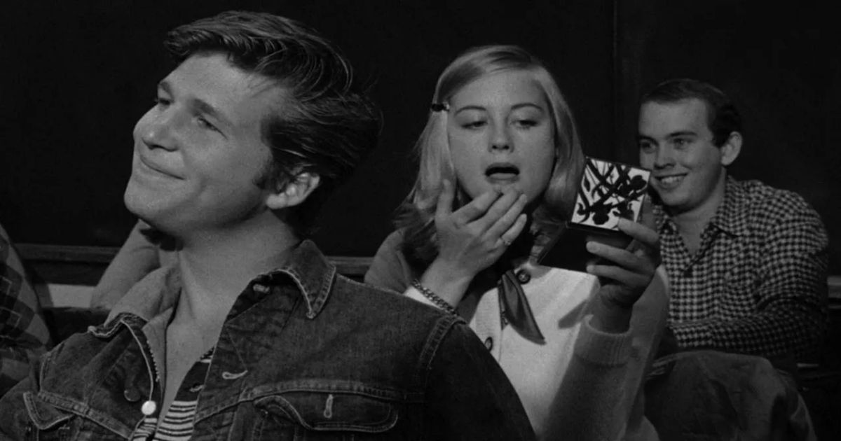 Jeff Bridges and the cast in a movie theater in The Last Picture Show