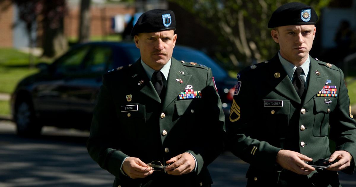 Foster and Harrelson as soldiers in the street in The Messenger