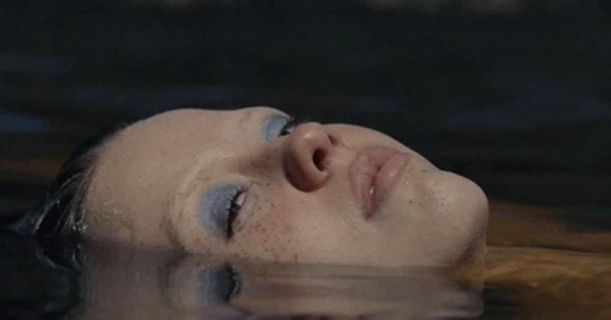 Mia Goth's head in the water X