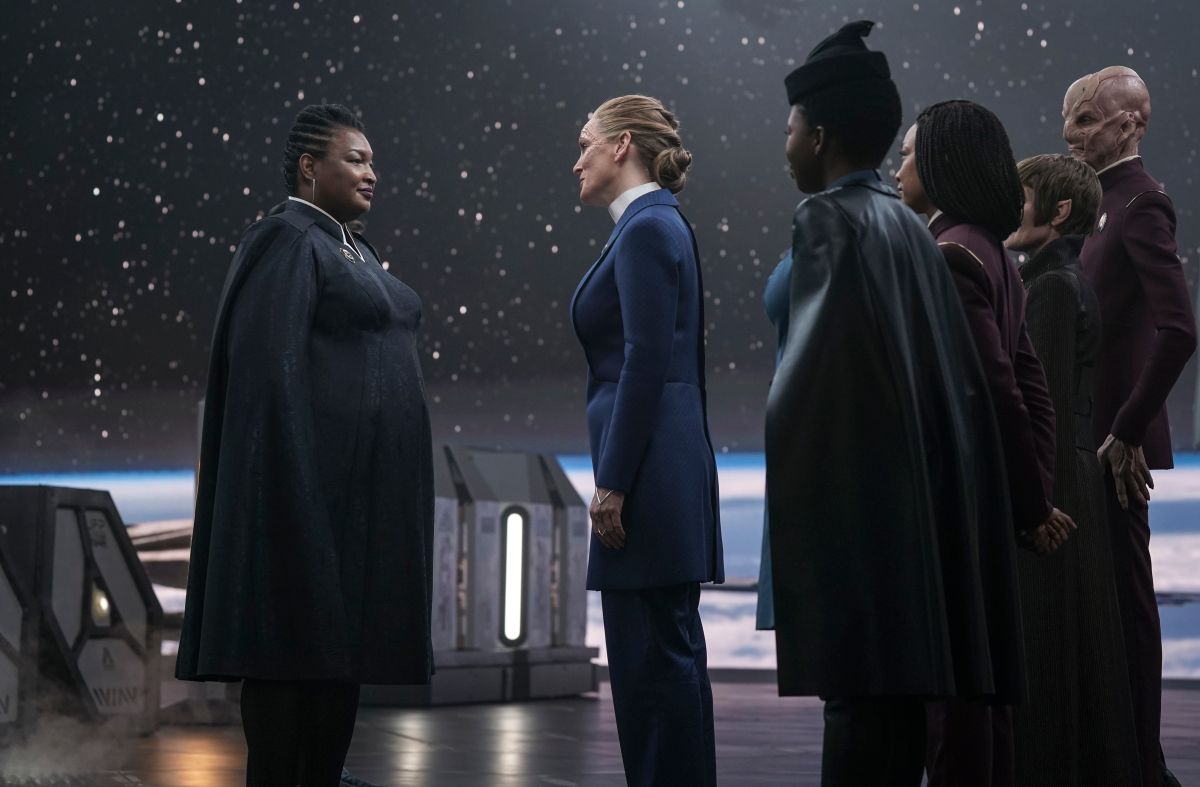 Stacey Abrams as United Earth President and Chelah Horsal as President Rillak of the Paramount+ original series STAR TREK: DISCOVERY