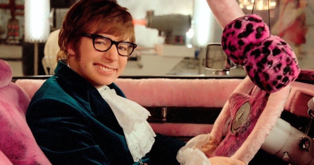 Mike Myers dirigindo um carro rosa como Austin Powers