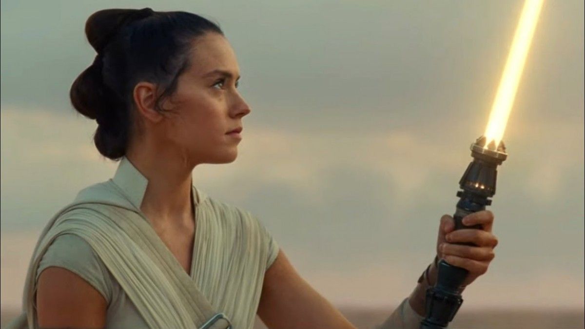 rey-yellow-lightsaber-star-wars-the-rise-of-skywalker