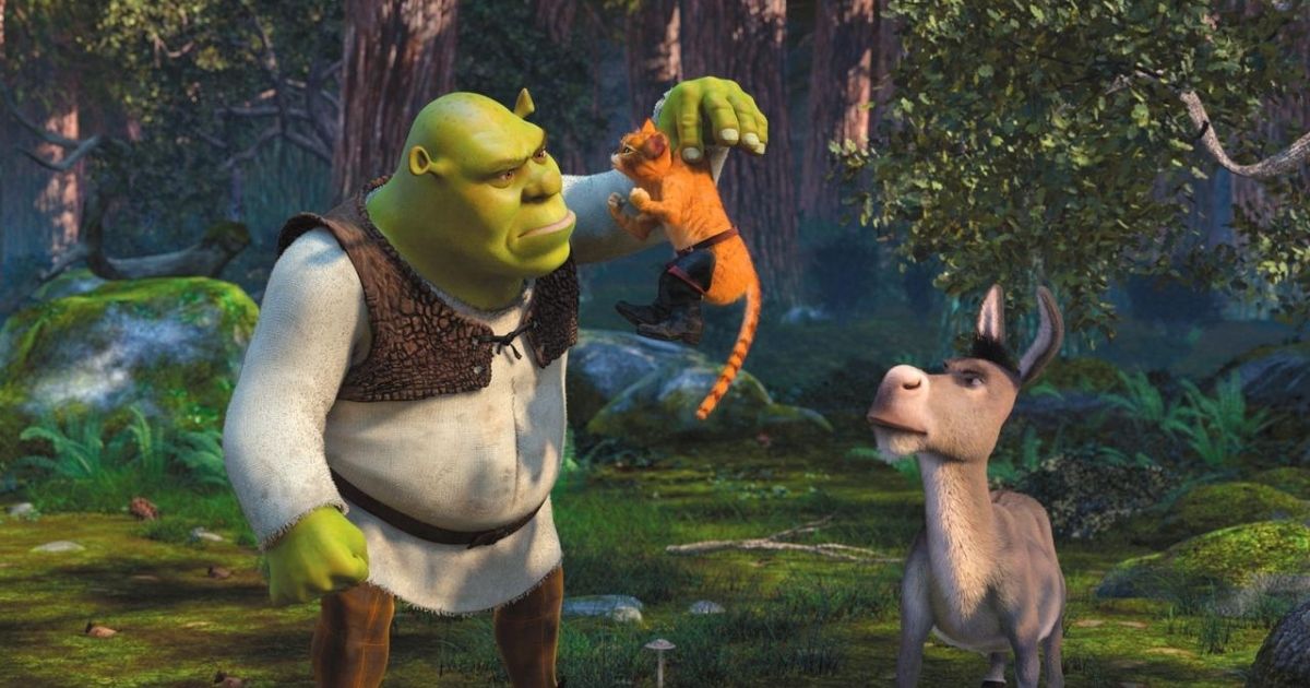 Shrek segurando o Gato de Botas pela nuca enquanto Burro observa.