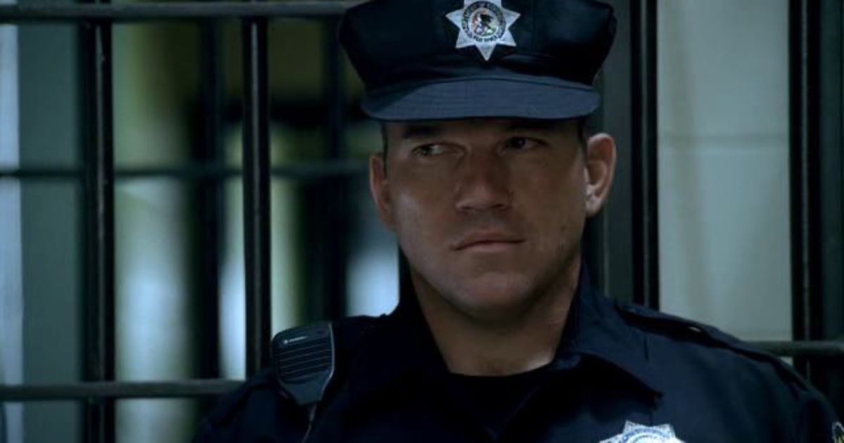 Oficial Brad Bellick em cena de Prison Break