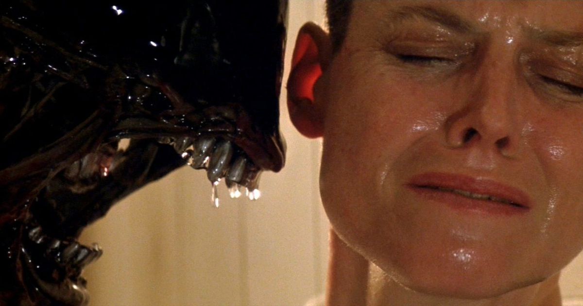 A xenomorph opens its mouth next to Ripley in Alien 3