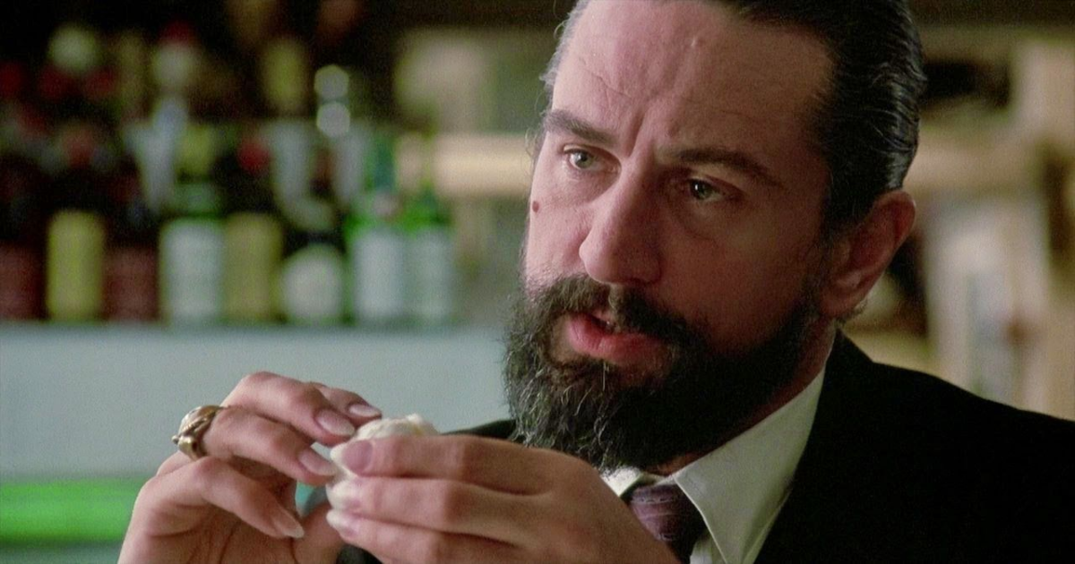 Robert De Niro pela un huevo en Angel Heart