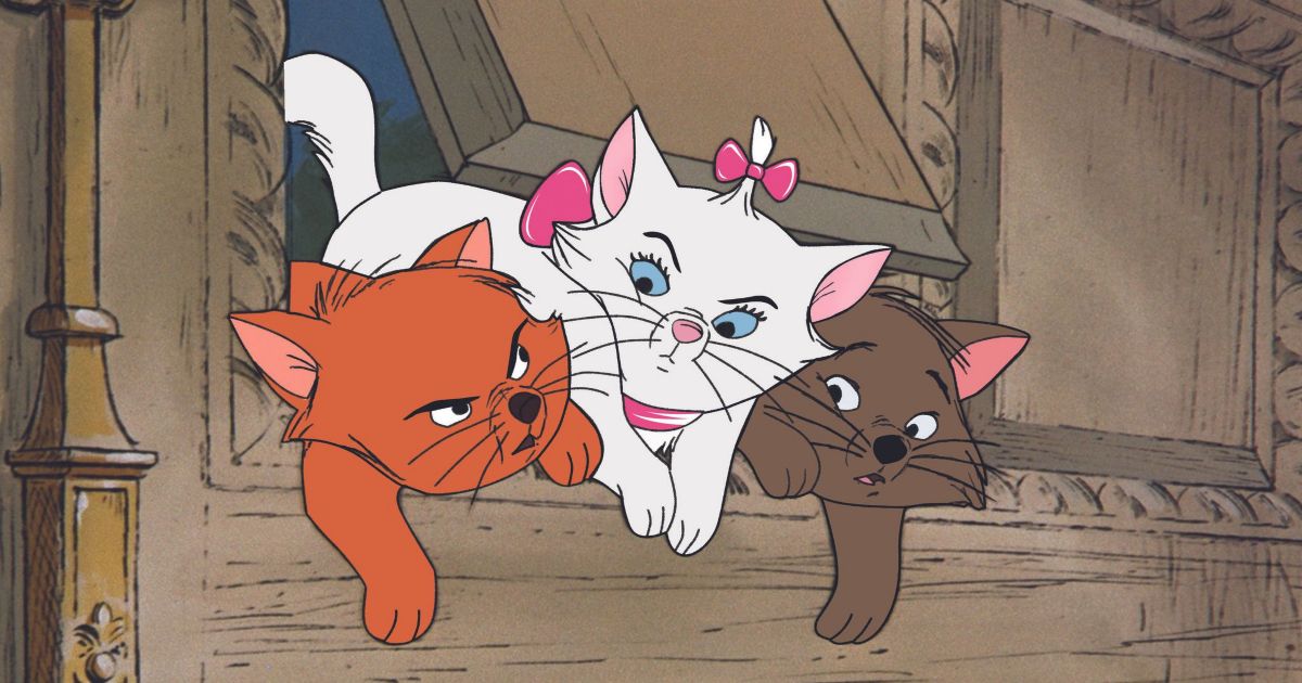 Três gatos tentam se espremer pela abertura de correspondência da porta em Aristocats