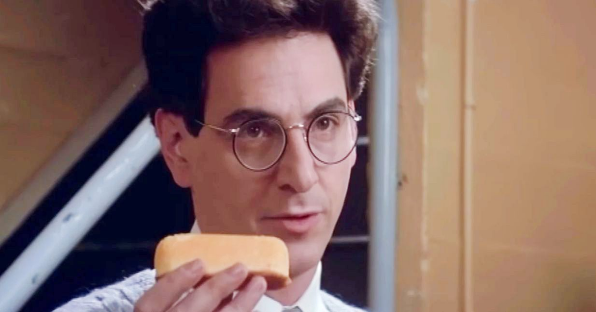 Harold Ramis holds a Twinkie in Ghostbusters
