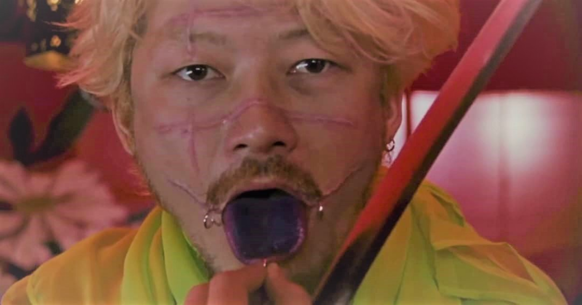 Ichi holds a blade to his tongue in Ichi the Killer