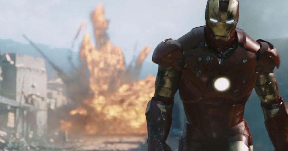 Iron Man se aleja de una explosión