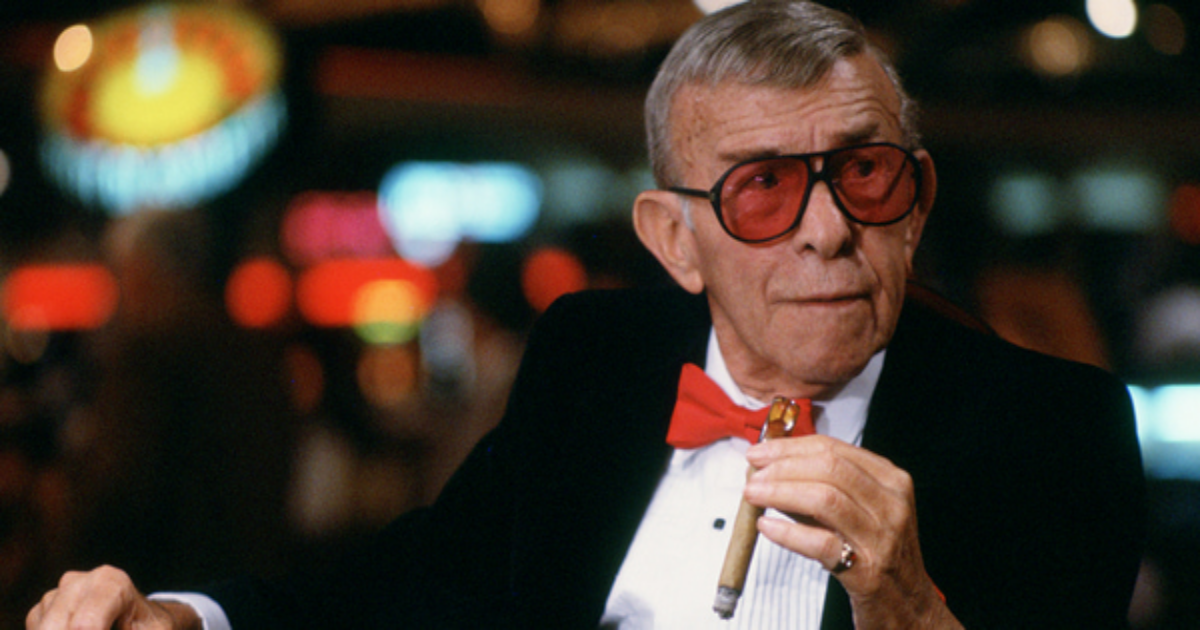 George Burns con esmoquin en Oh God You Devil