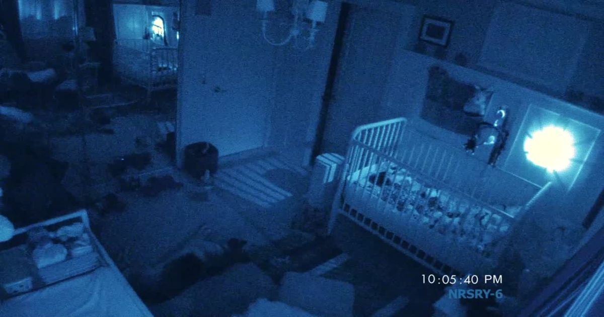 Imagens da câmera de segurança do berço e do quarto de uma criança em Atividade Paranormal 2