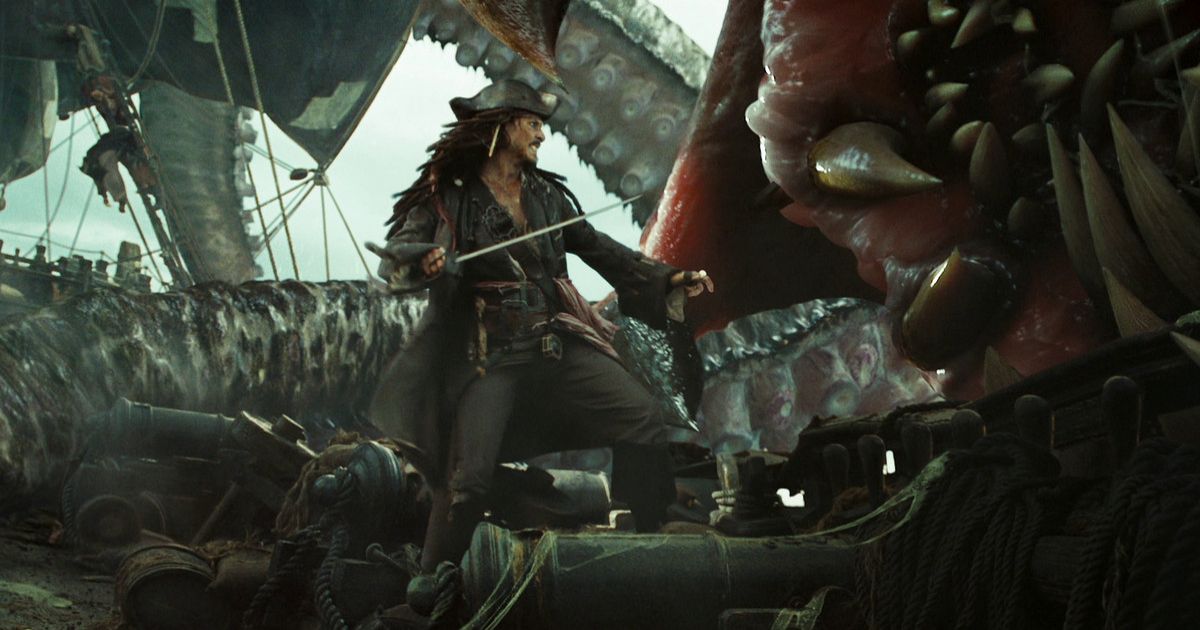 Johnny Depp como Jack Sparrow em um navio com uma espada lutando contra algo em Pirates of the Caribbean Dead Man's Chest