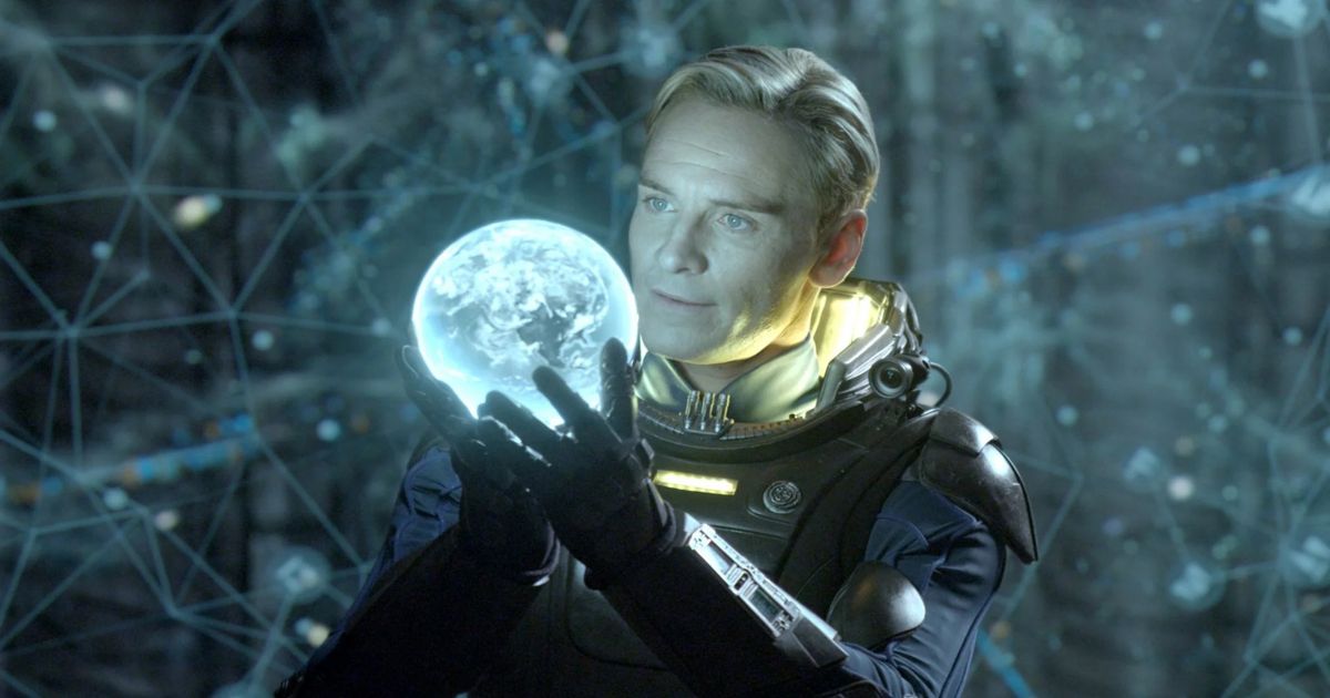 Fassbender segura um orbe brilhante em Prometheus 