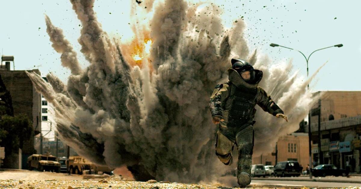 Un soldat fuit une explosion dans The Hurt Locker (2008).