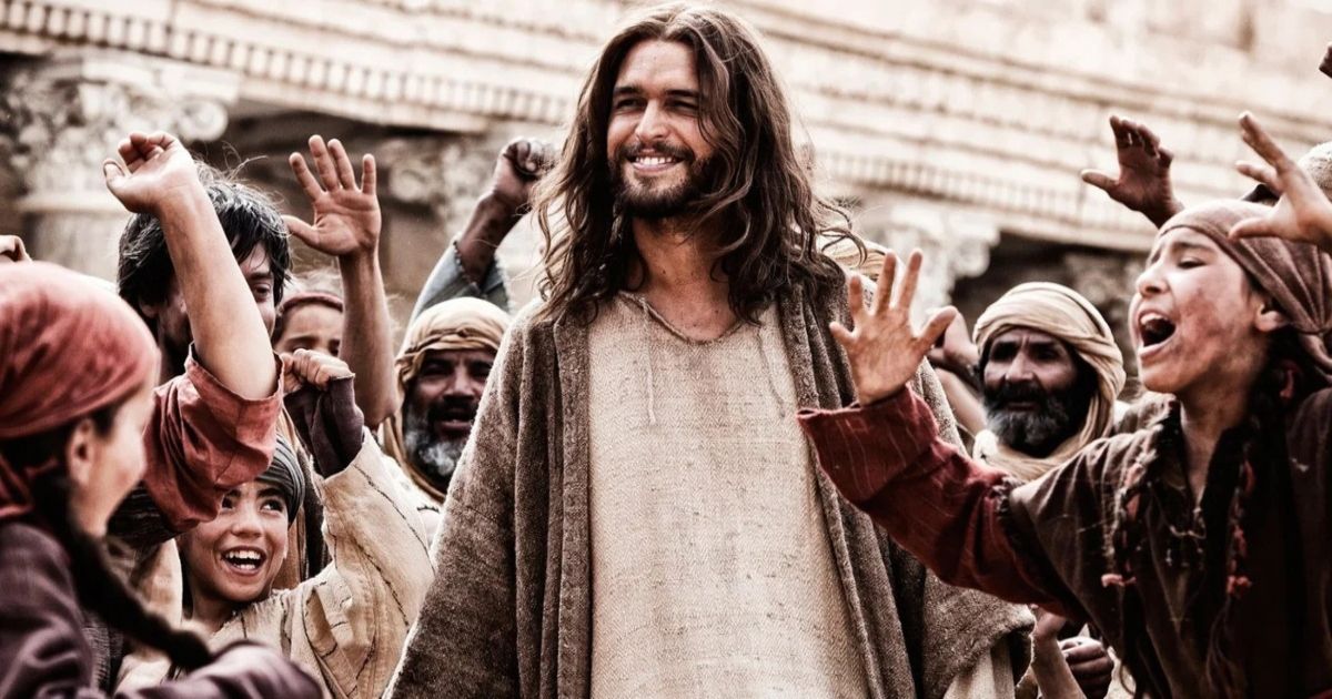 The cast of Son of God rejoice around Jesus in the center
