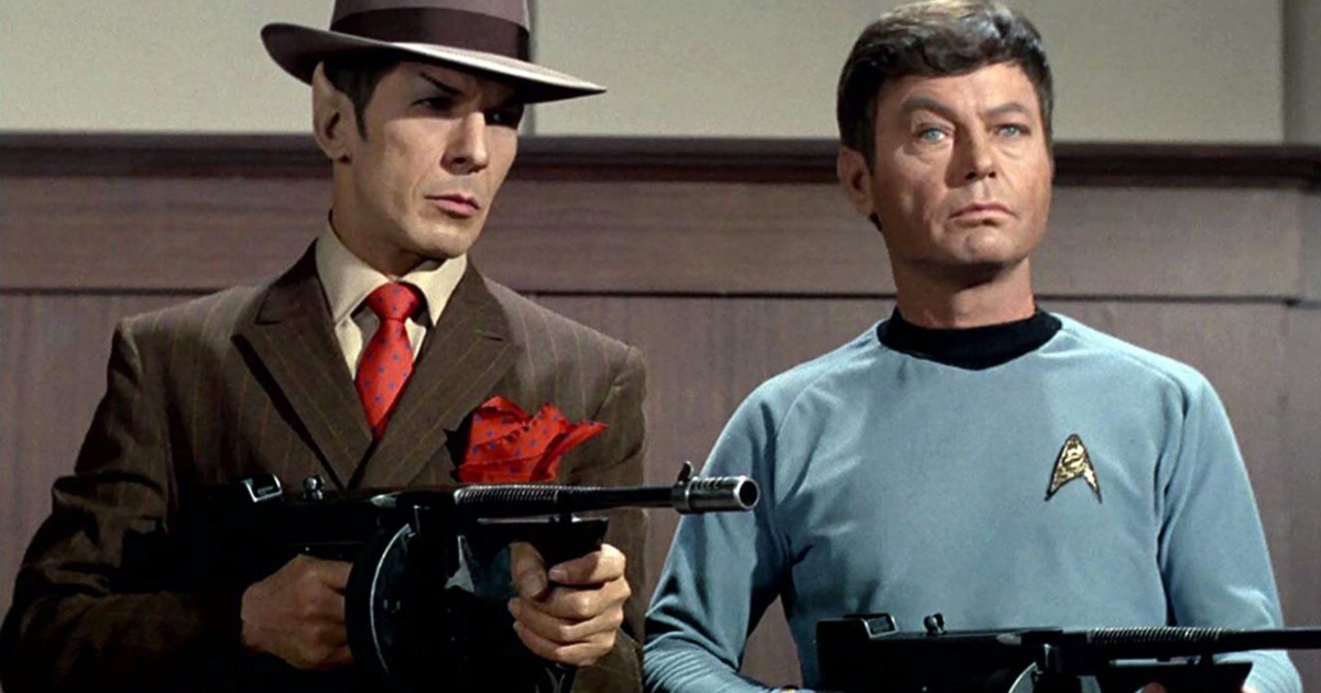 Spock disfrazado de gángster con pistola por Bones en Star Trek