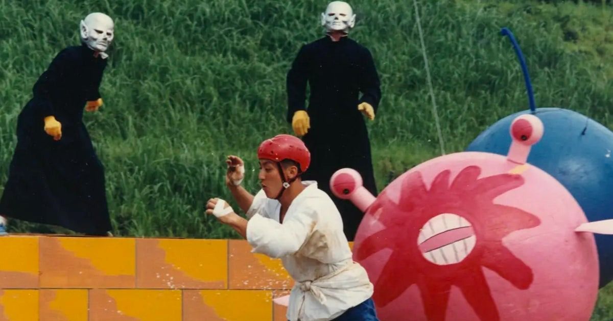 A player avoiding balls on Takeshi's Challenge