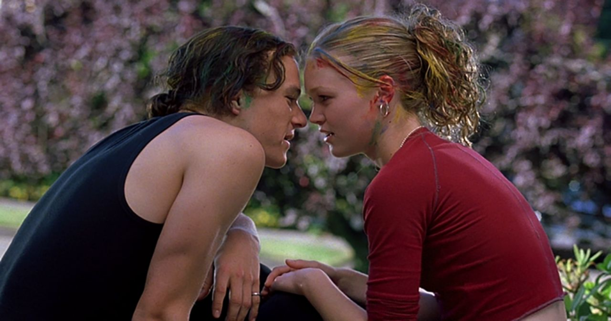 Heath Ledger and Julia Stiles kiss in 10 Things I Hate About You