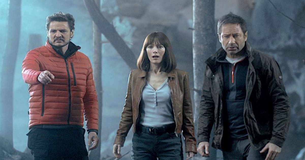 In the bubble, Pascal, Mann and Duchovny point to something in the fake movie