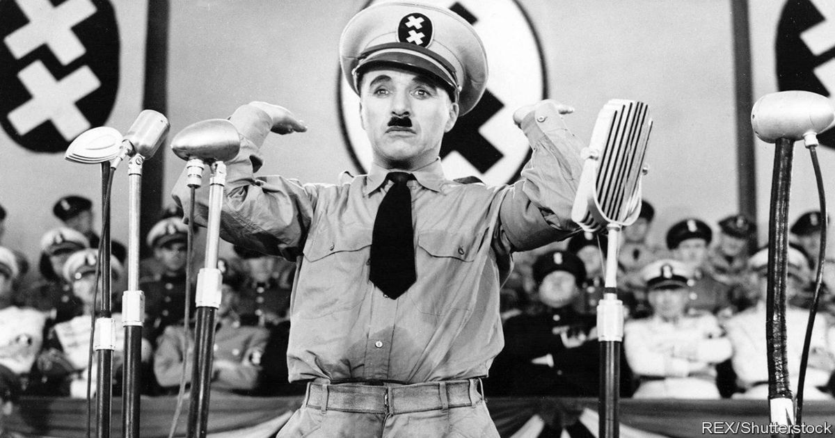 Charlie Chaplin dando un discurso como Hitler en El gran dictador