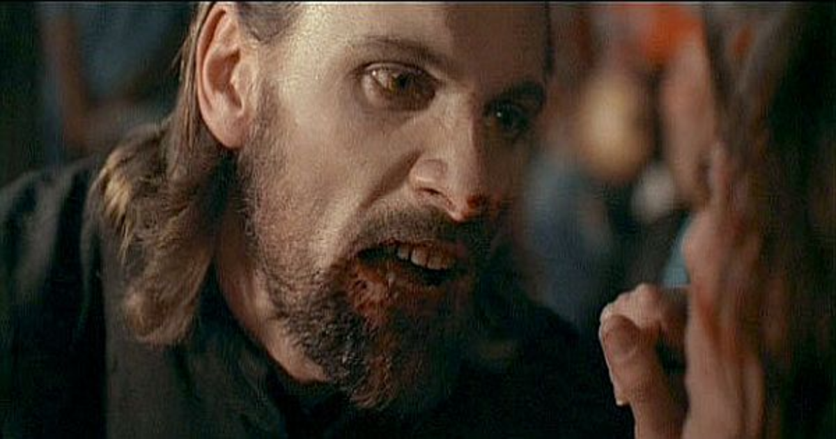 Viggo Mortensen con sangre en la cara en The Prophecy