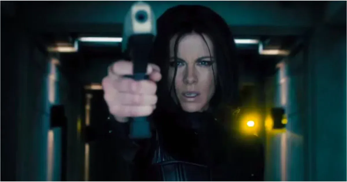Kate Beckinsale points a gun in Underworld Blood Wars
