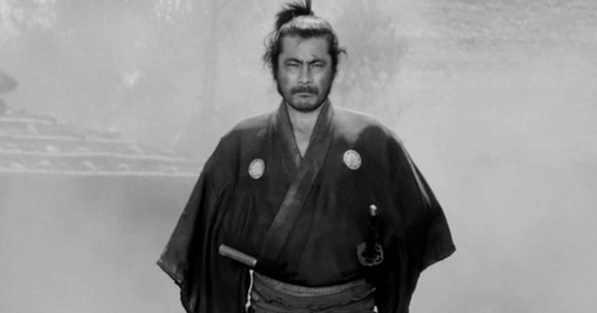 Le samouraï est seul dans la brume.