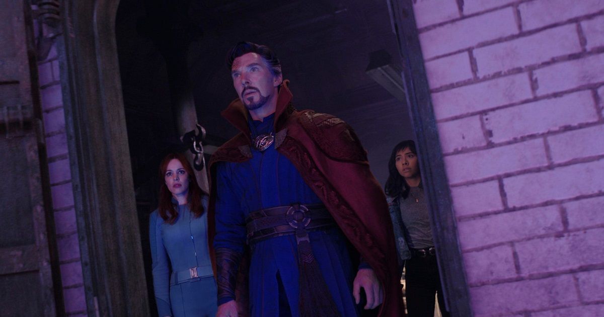 Cumberbatch y otros en una puerta en Doctor Strange and the Multiverse of Madness